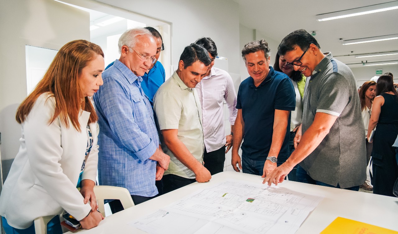 grupo de pessoas visita uma obra